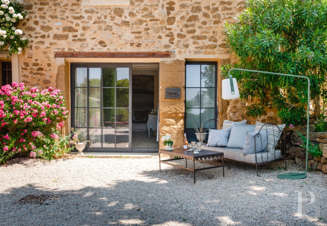 Dans le Vaucluse, aux environs de Beaumes-de-Venise,  une ancienne ferme du 18e siècle bordée de vignes - photo  n°5